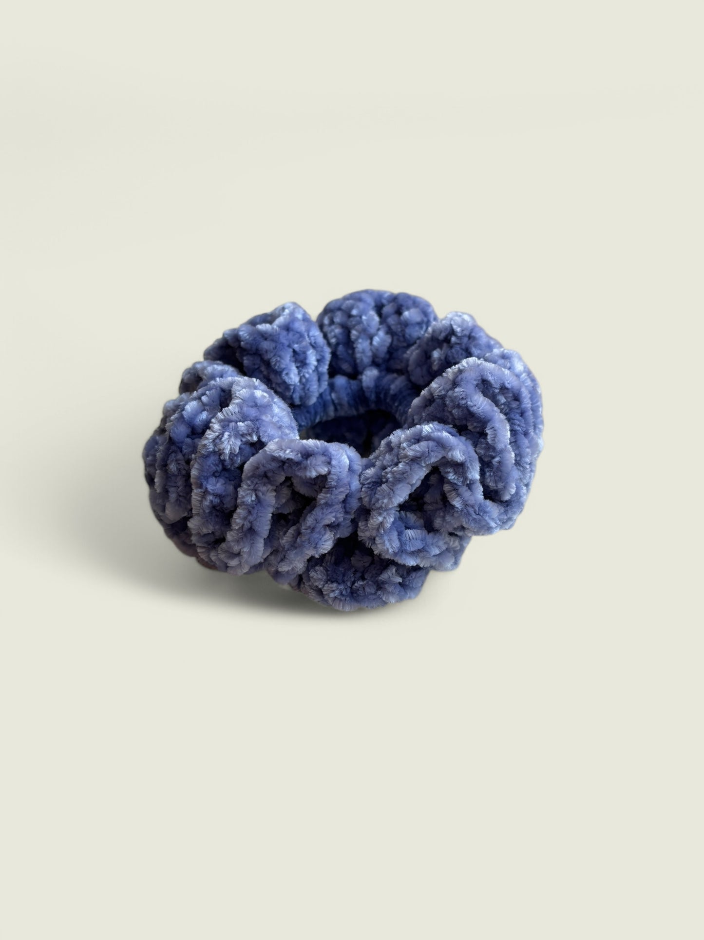Lichtblauwe velvet scrunchie