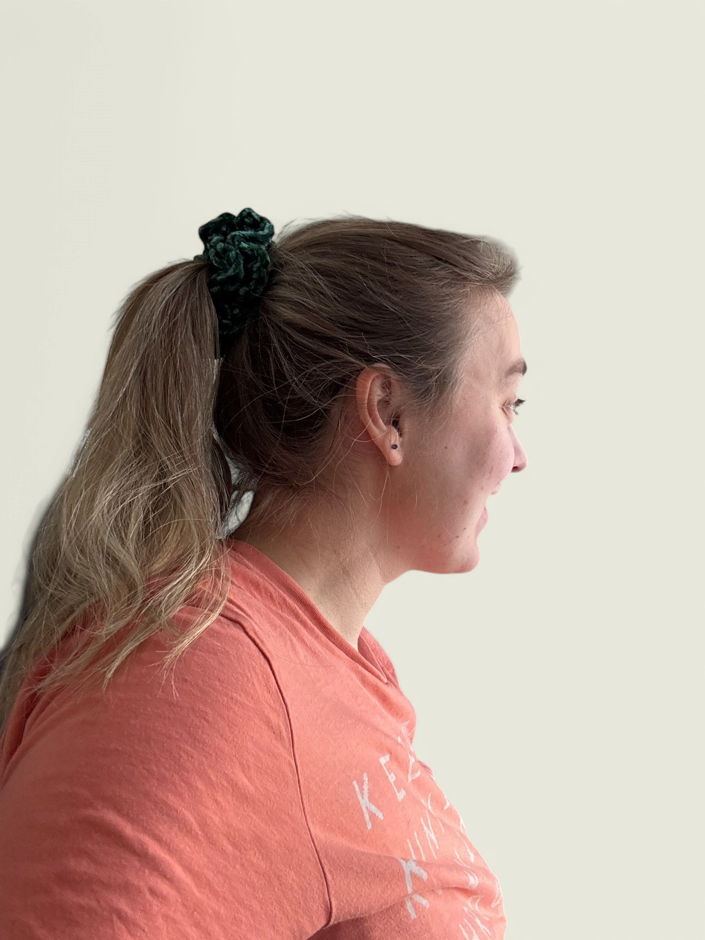 Donkergroene velvet scrunchie