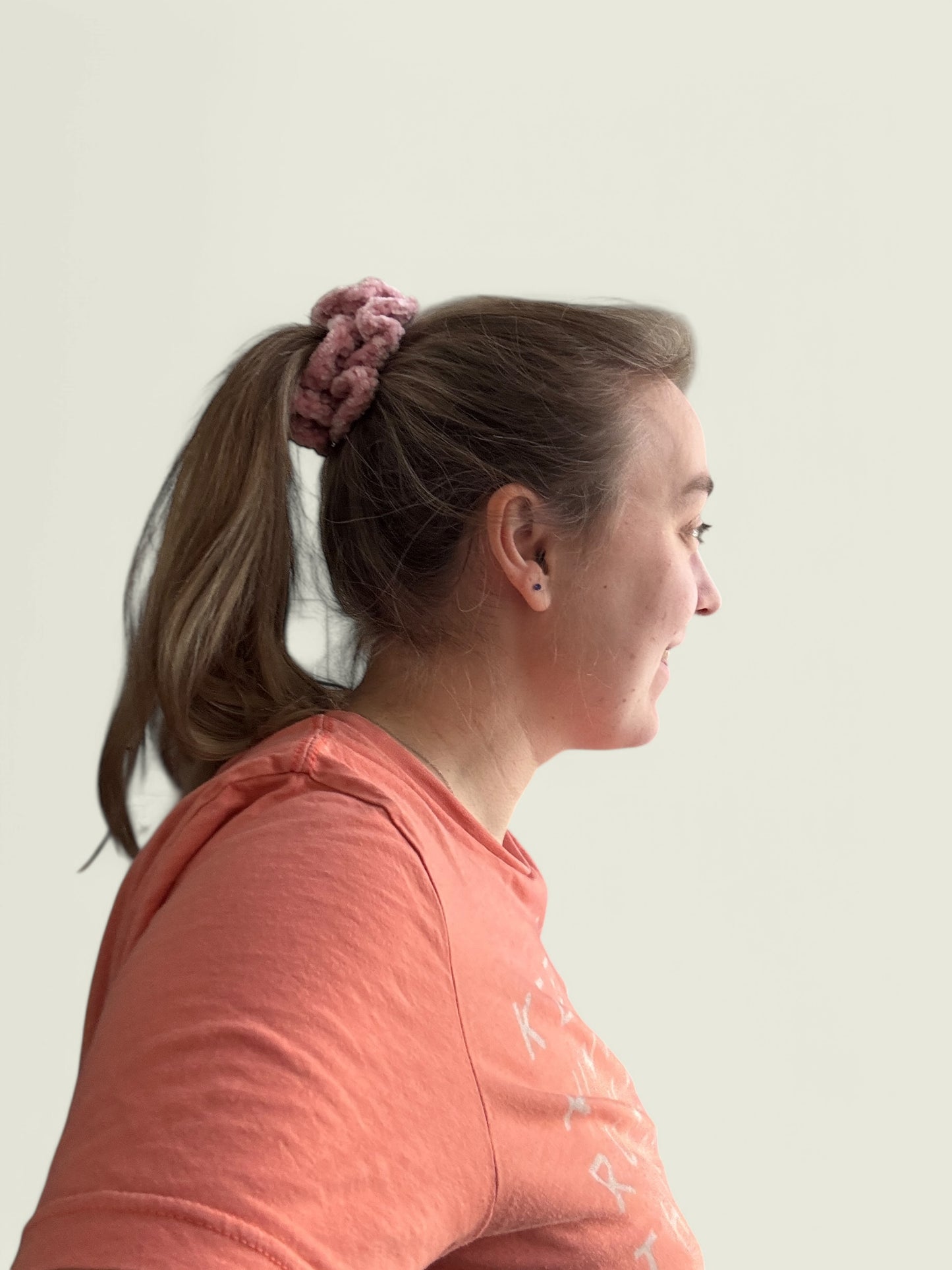 Lichtroze velvet scrunchie