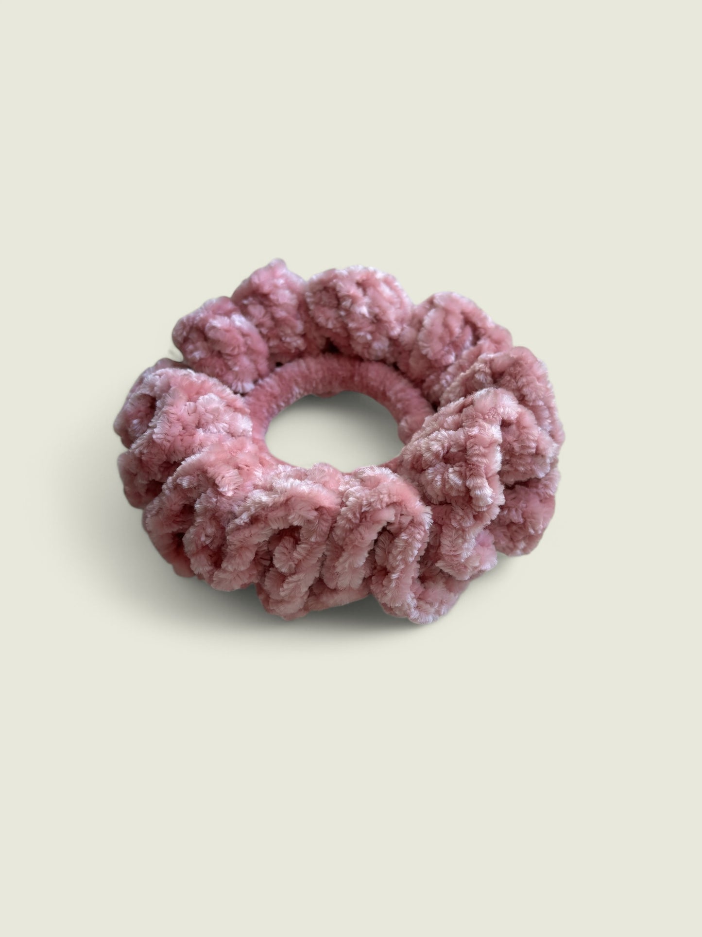 Lichtroze velvet scrunchie