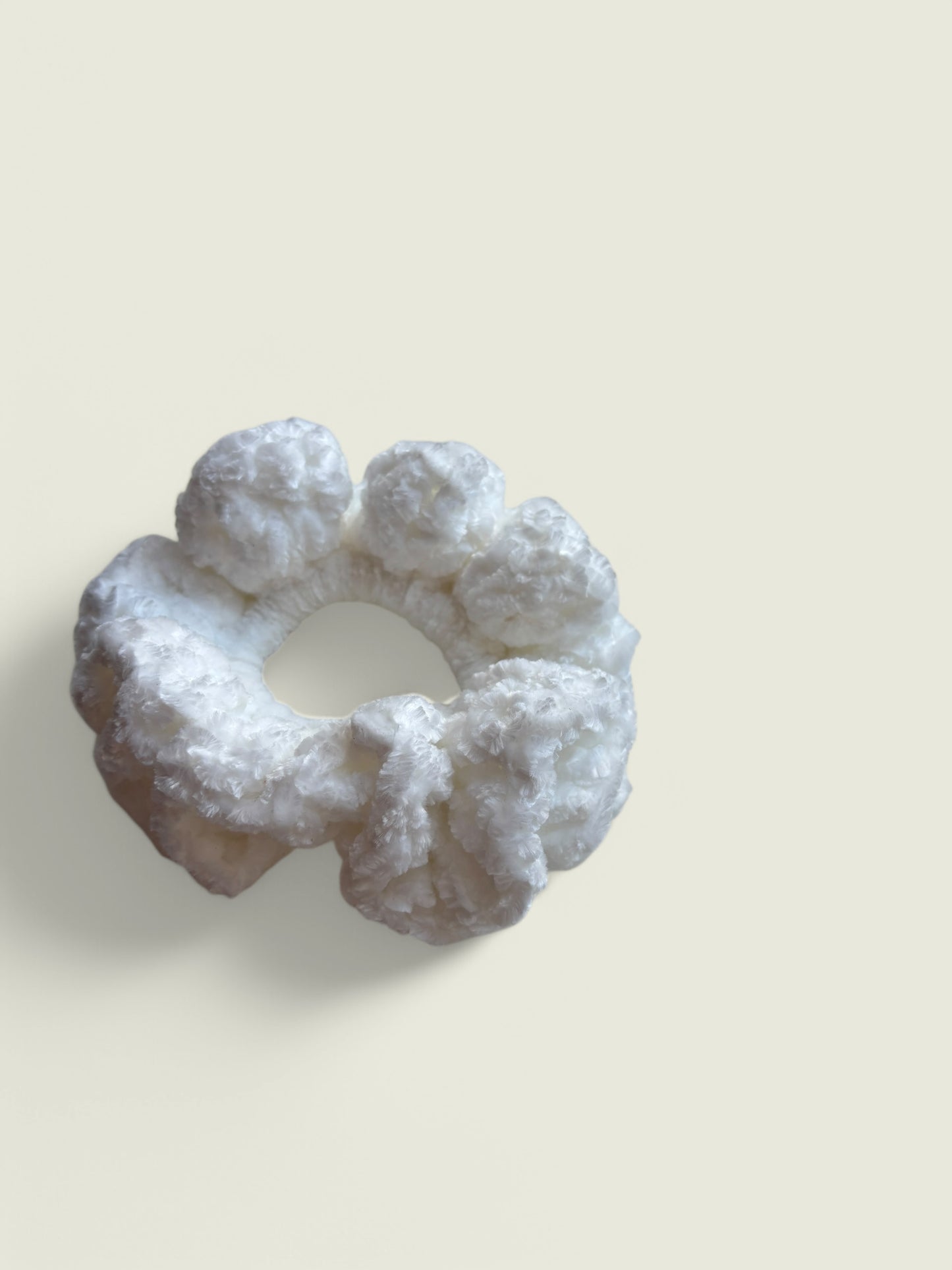 Witte velvet scrunchie