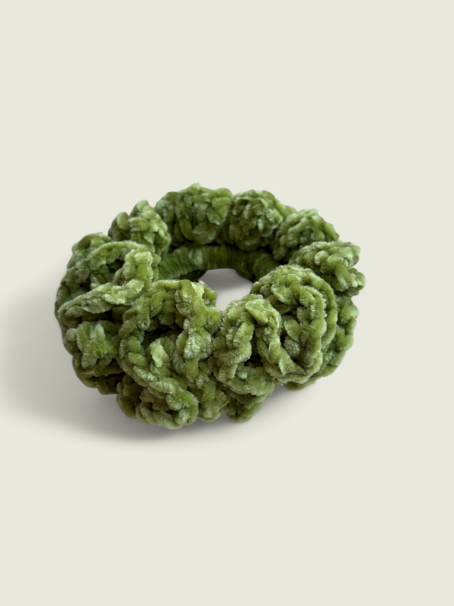Felgroene velvet scrunchie
