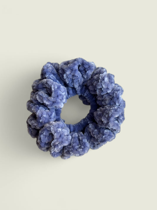 Lichtblauwe velvet scrunchie