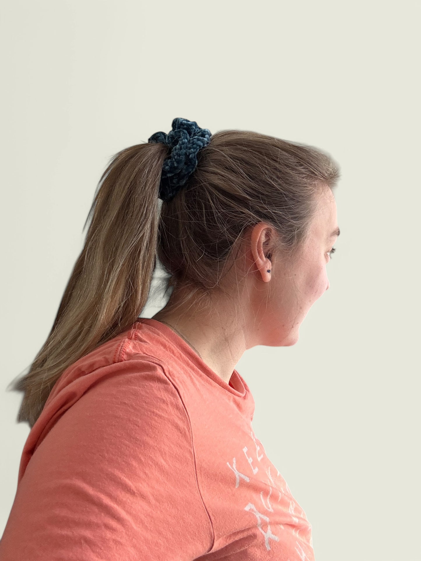 Blauwe velvet scrunchie