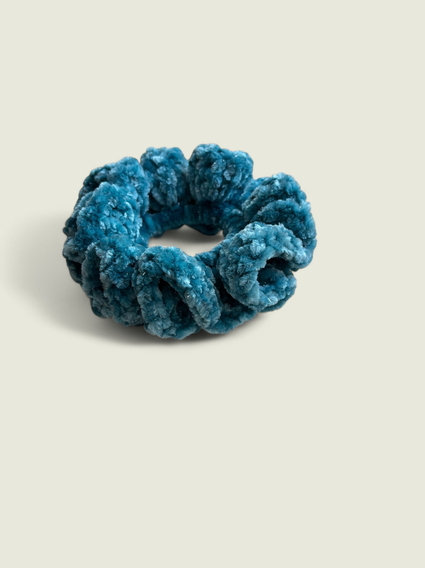 Aquablauwe velvet scrunchie met glitters