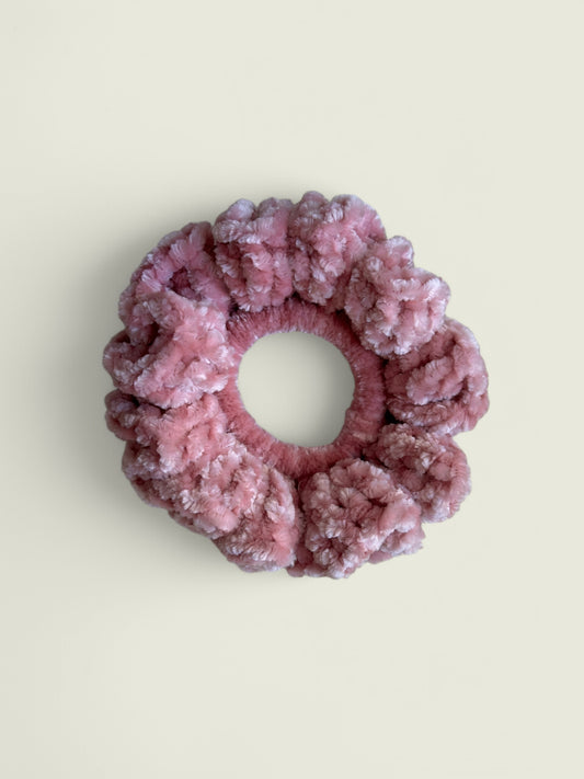 Lichtroze velvet scrunchie