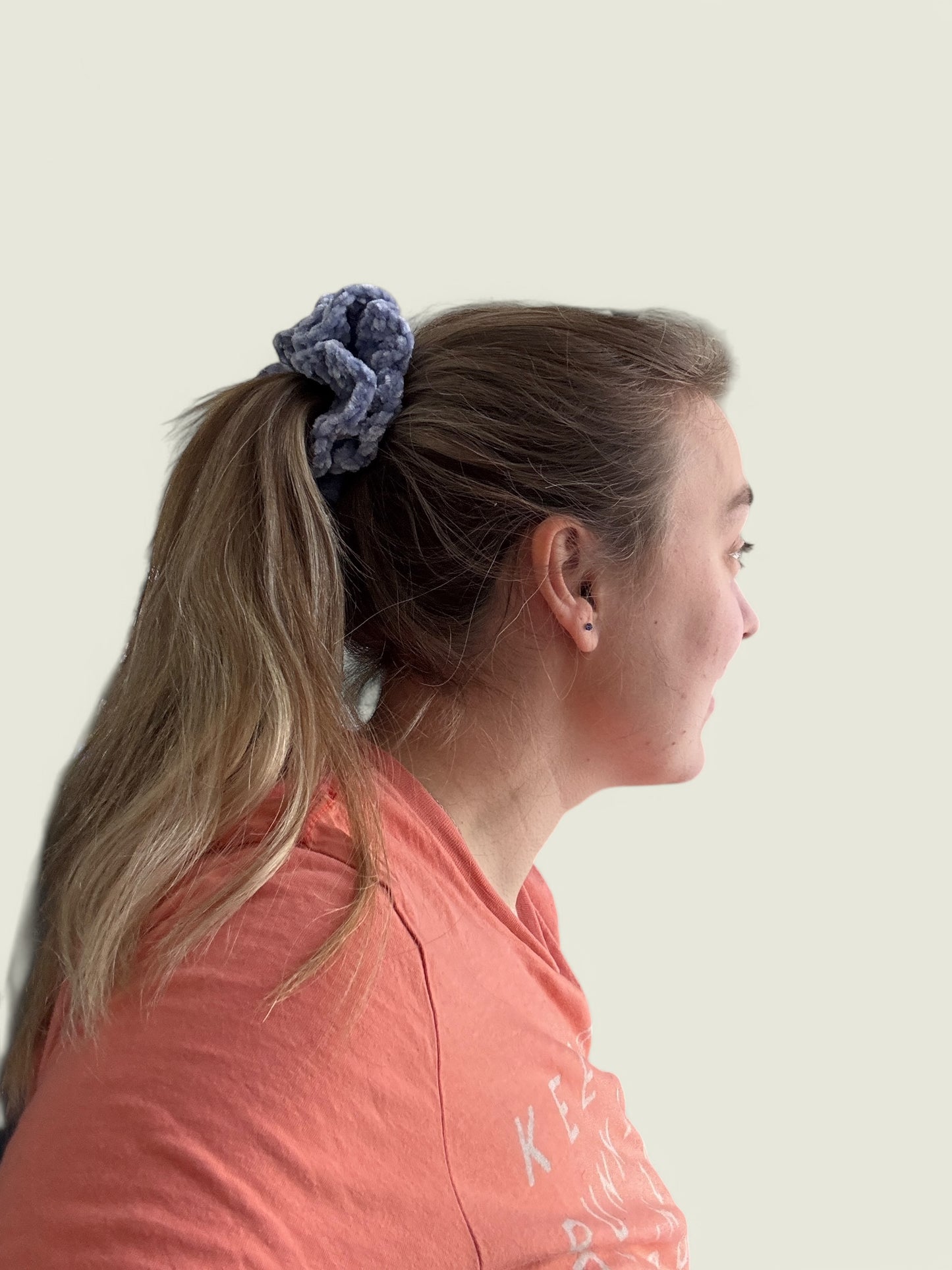 Lichtblauwe velvet scrunchie