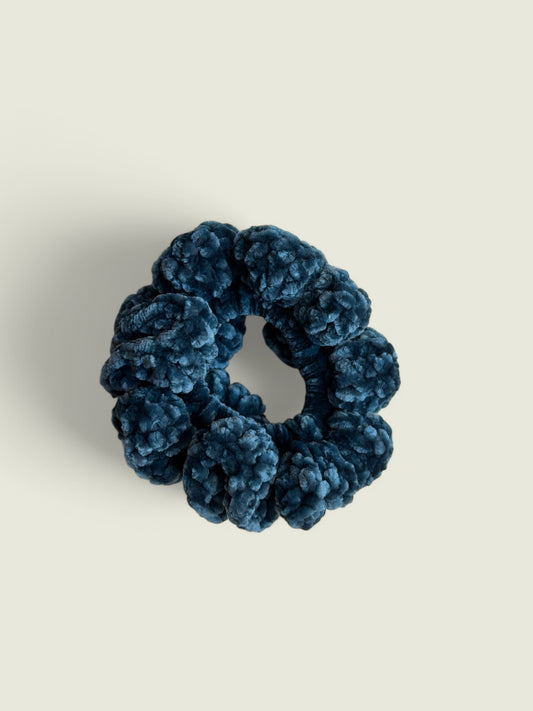 Blauwe velvet scrunchie