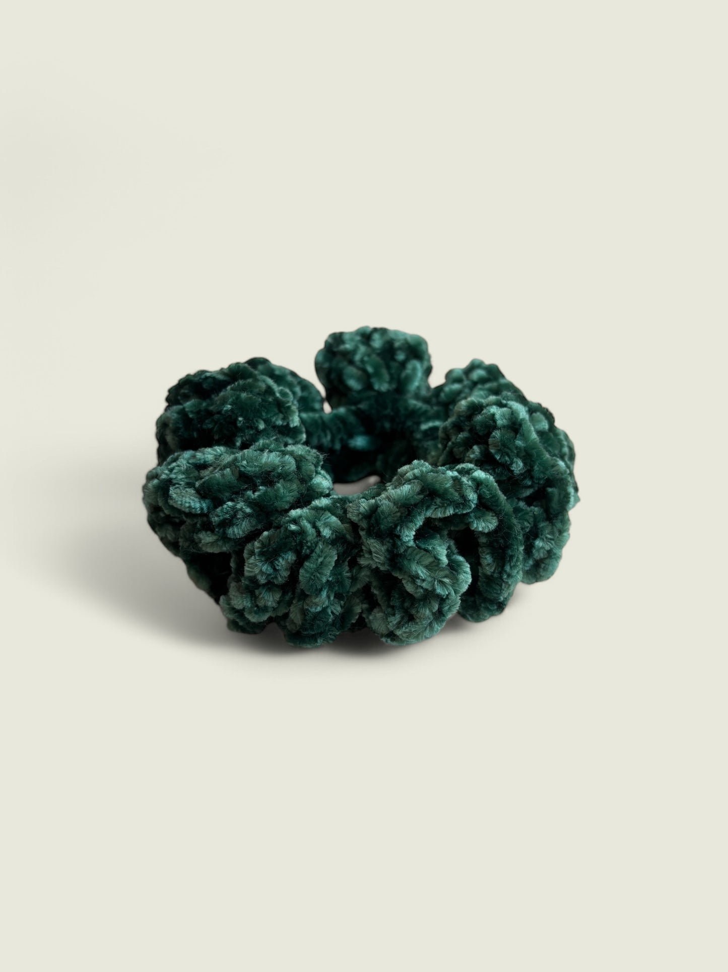 Donkergroene velvet scrunchie