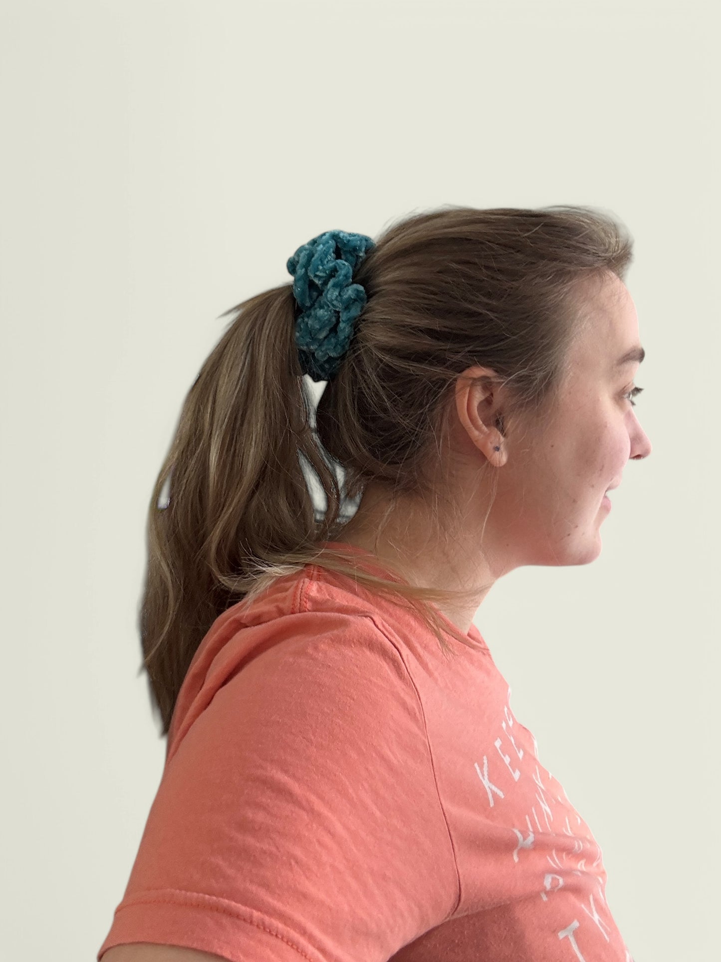 Aquablauwe velvet scrunchie met glitters