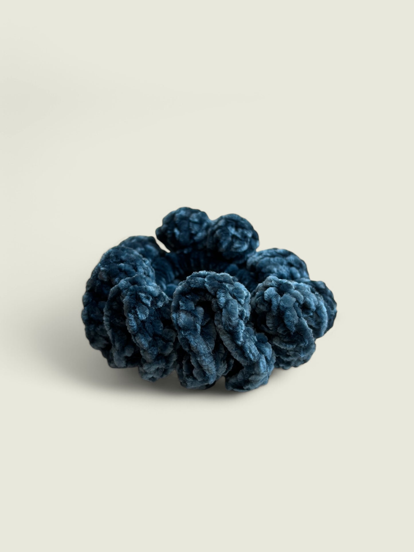 Blauwe velvet scrunchie