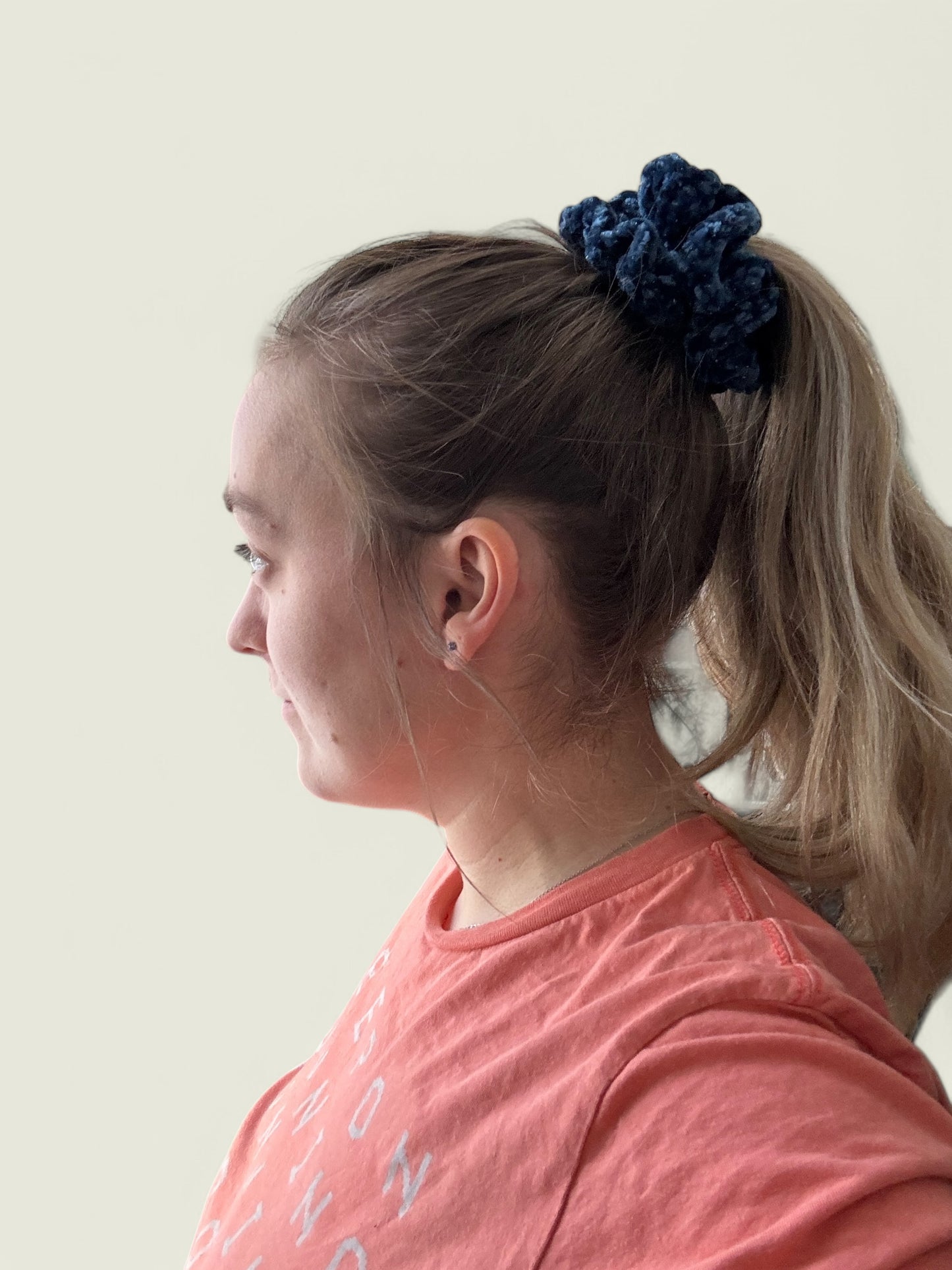 Donkerblauwe scrunchie met glitters