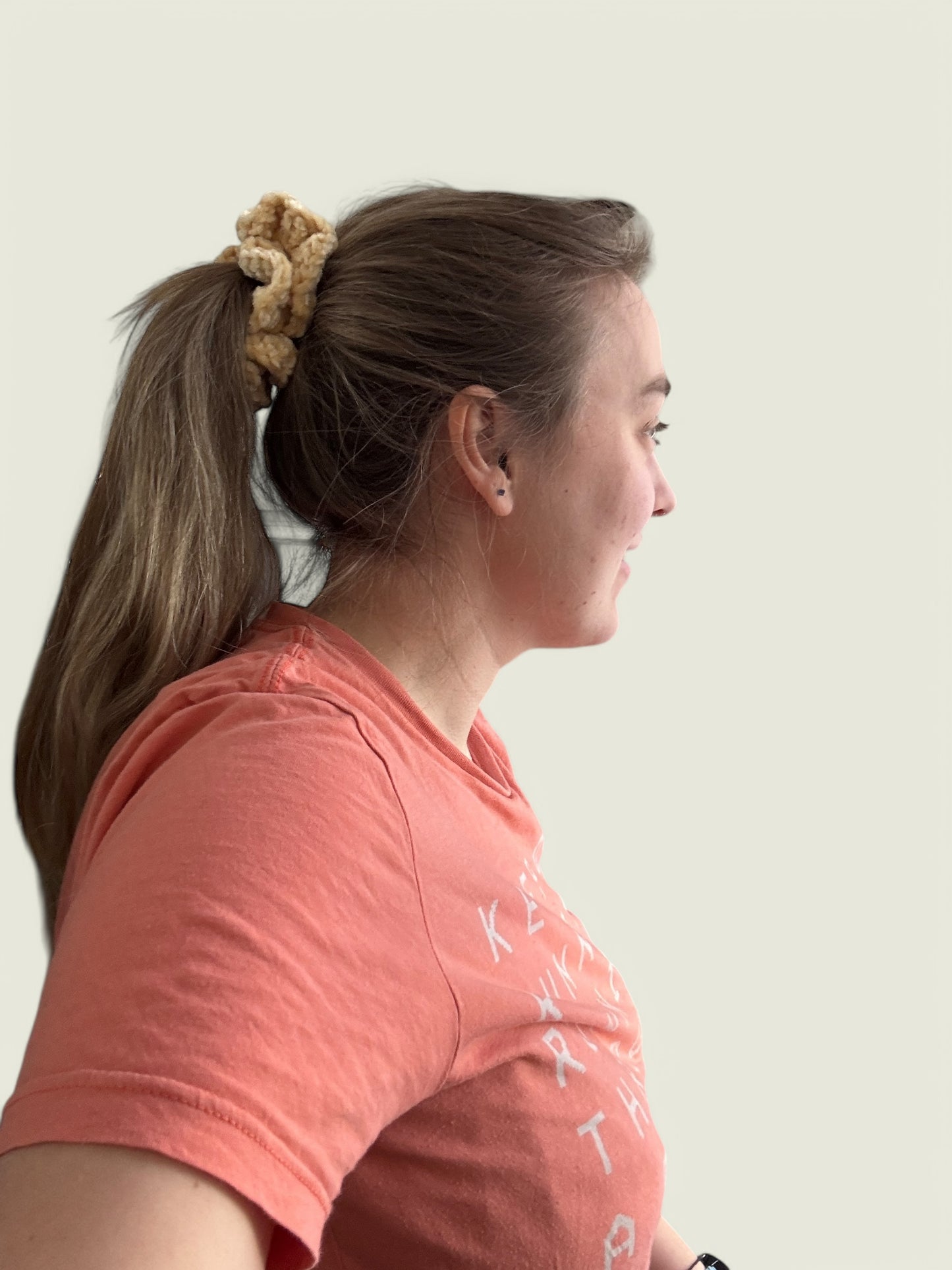 Lichtgele velvet scrunchie