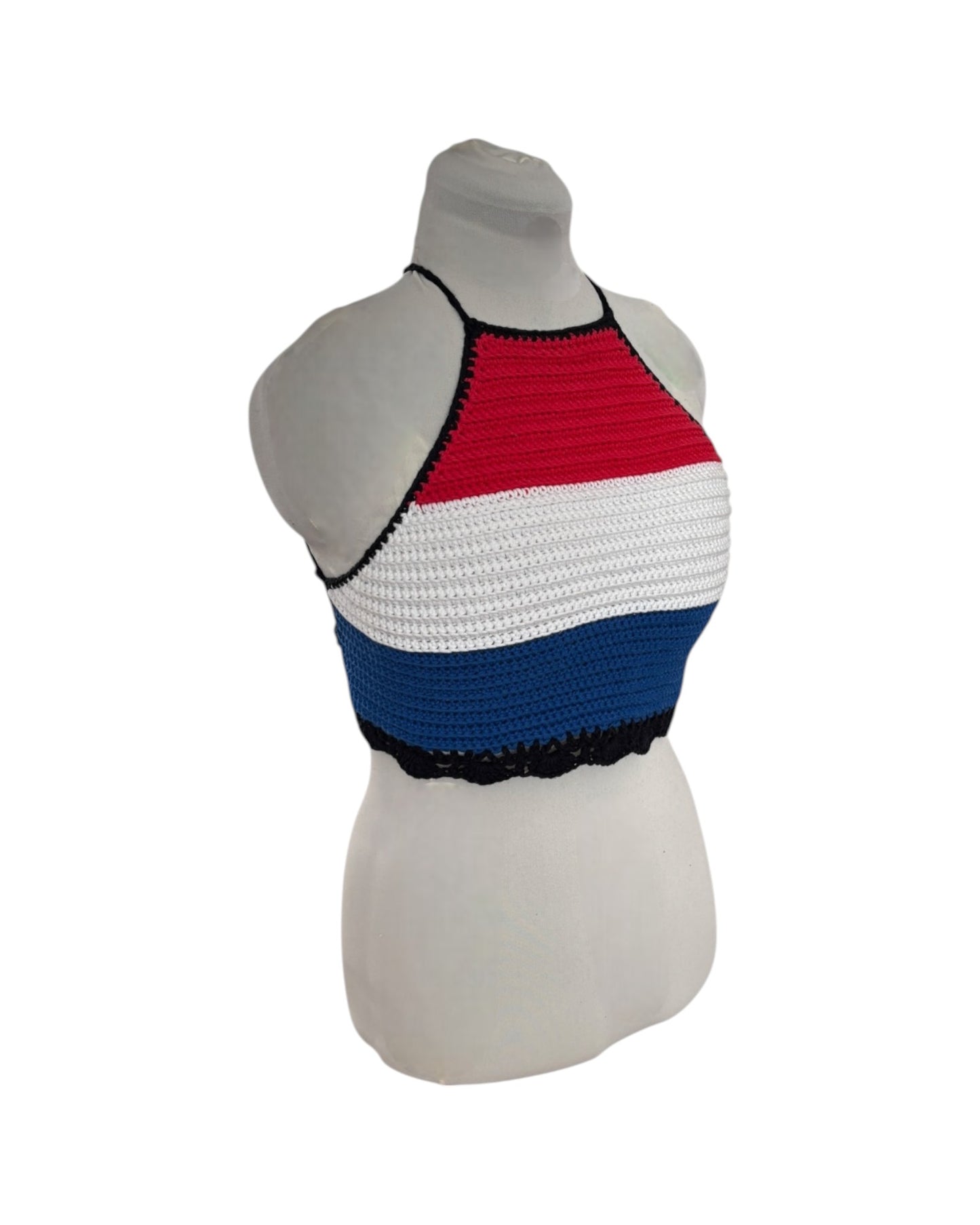 Gehaakte, rood-wit-blauwe haltertop - handgemaakte crop-top met geribbelde structuur en schelpenrand - maat M