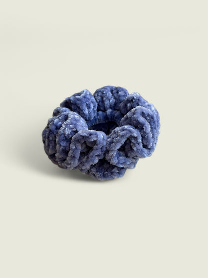 Lichtblauwe velvet scrunchie
