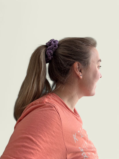 Paarse velvet scrunchie