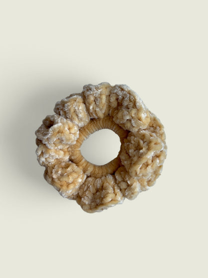 Lichtgele velvet scrunchie