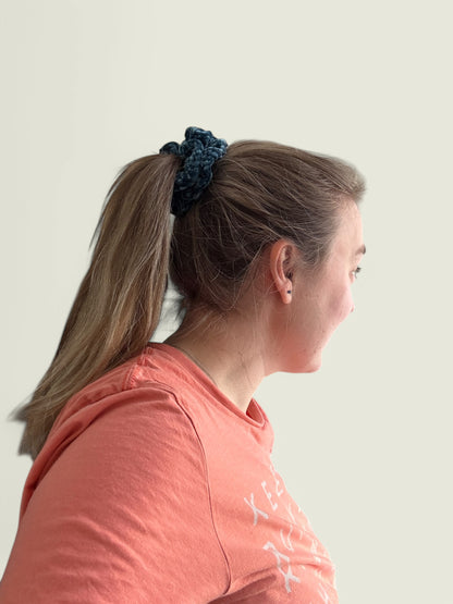 Blauwe velvet scrunchie