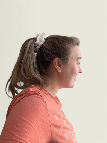 Witte velvet scrunchie