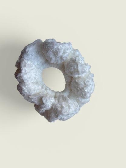 Witte velvet scrunchie