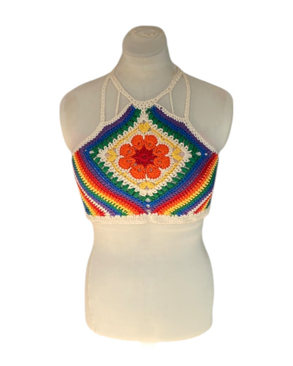 Gehaakte regenboog halter-top met bloem granny square - handgemaakte boho festival top  van katoen – maat M