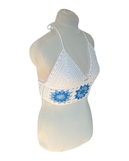 Gehaakte witte Marigold crop-top met blauwe granny squares – 100% katoen – maat M