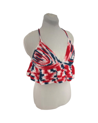 Gehaakte crop-top/bralette van 100% katoen – handgemaakte festival top met speelse ruches van roze, witte en donkerblauwe kleur– maat S