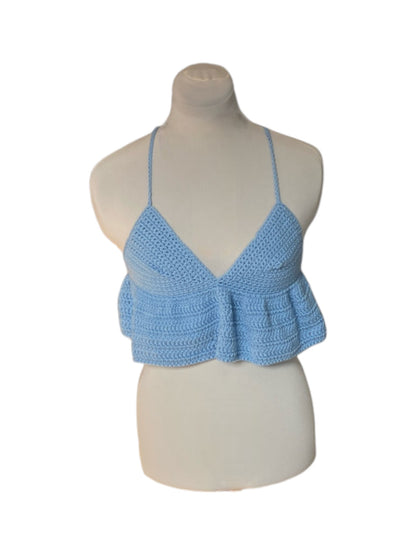 Gehaakte lichtblauwe crop-top/bralette van 100% katoen – handgemaakte festival top met speelse ruches – maat S