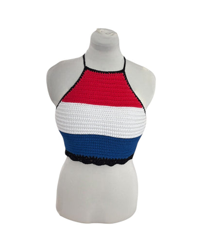Gehaakte, rood-wit-blauwe haltertop - handgemaakte crop-top met geribbelde structuur en schelpenrand - maat M