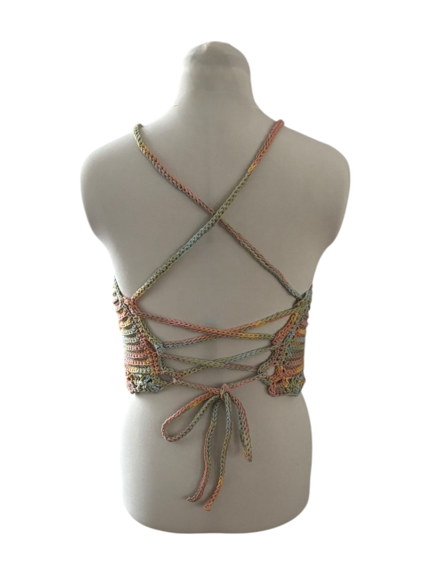 Gehaakte regenboog halter-top - handgemaakte crop-top met geribbelde structuur en schelpenrand - maat XL