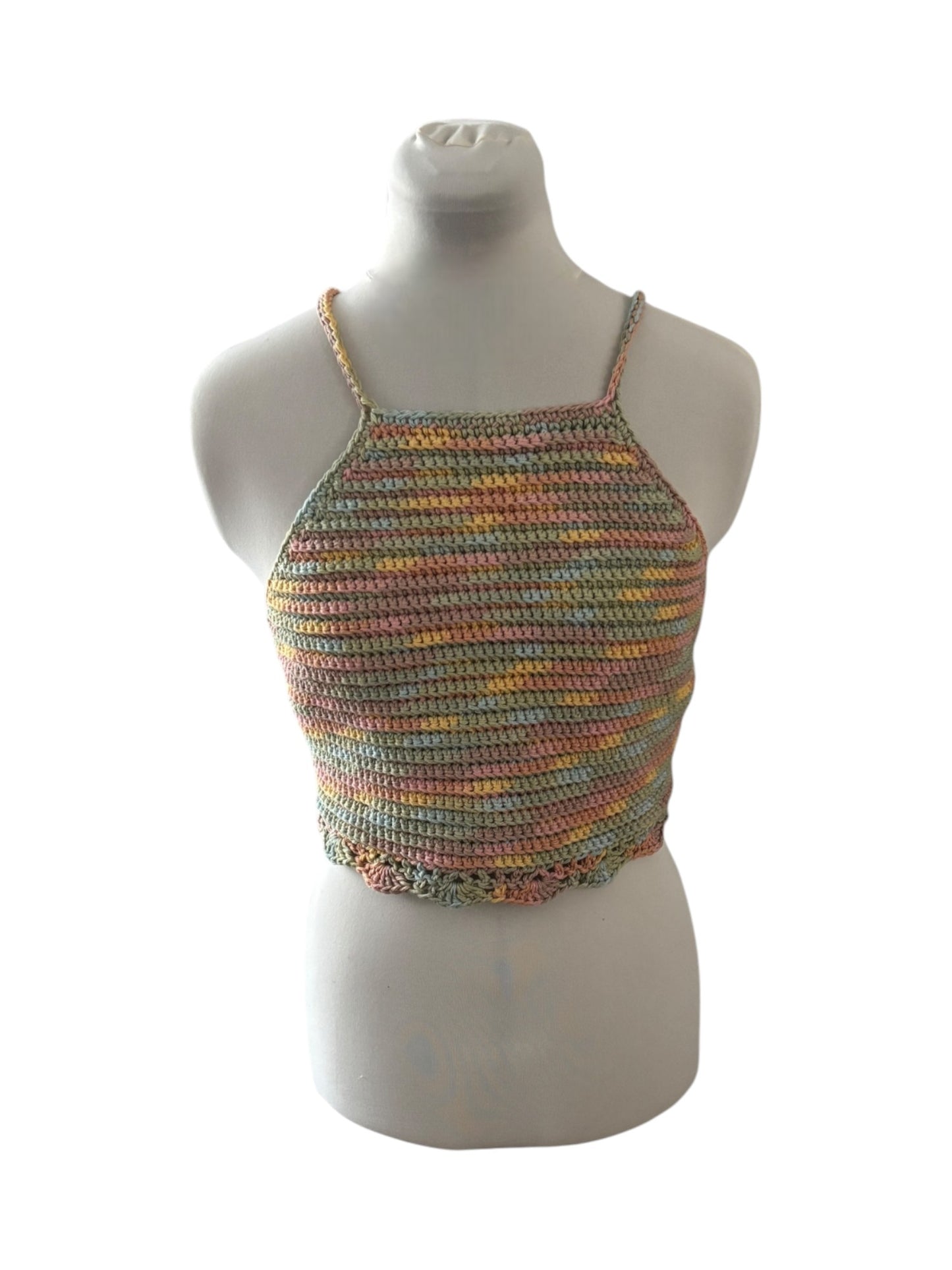 Gehaakte regenboog halter-top - handgemaakte crop-top met geribbelde structuur en schelpenrand - maat XL