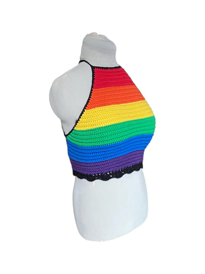 Gehaakte regenboog pride halter-top - handgemaakte crop-top met geribbelde structuur en schelpenrand - maat XL