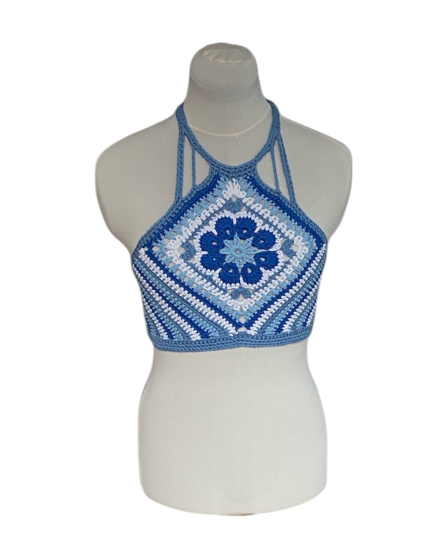 Gehaakte blauwe halter-top met bloem granny square - handgemaakte boho festival top  van katoen – maat S