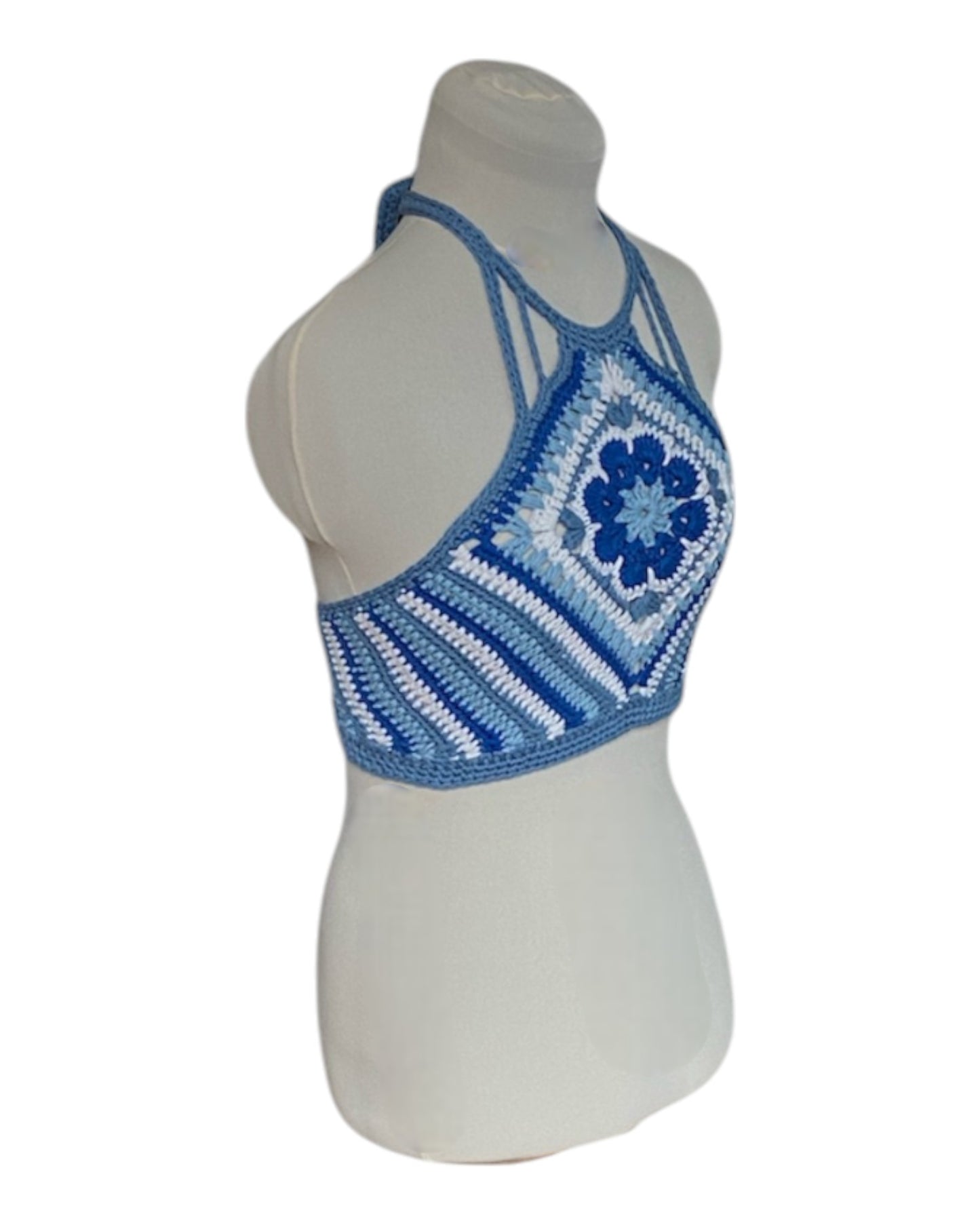 Gehaakte blauwe halter-top met bloem granny square - handgemaakte boho festival top  van katoen – maat S