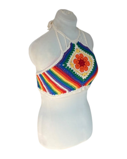 Gehaakte regenboog halter-top met bloem granny square - handgemaakte boho festival top  van katoen – maat M